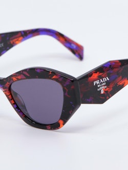 Nærbilde av solbrille PR07YS i farge 06V6O2