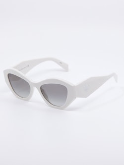 Bilde av hvit solbrille fra Prada, modellnummer 07YS