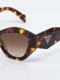Nærbilde av solbrille PR07YS fra Prada