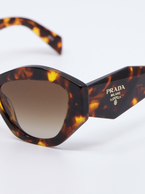 Nærbilde av solbrille PR07YS fra Prada