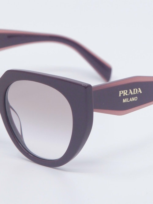 Nærbilde av solbrille PR14ws fra Prada
