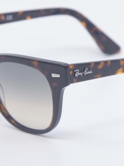 Nærbilde av solbrille RB2168 fra Ray-Ban