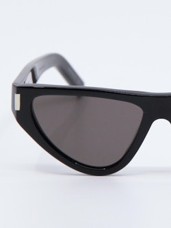 Nærbilde av solbrille SL468 fra Saint Laurent