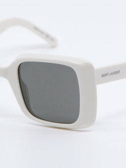 Nærbilde av solbrille SL497