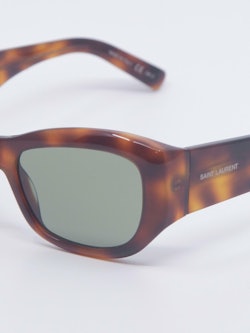 Nærbilde av solbrille SL498