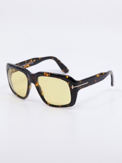 Bilde av solbrille fra Tom Ford med gule glass