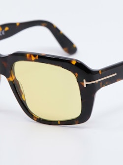 Nærbilde av solbrille fra Tom Ford modellnummer FT0885