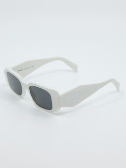 Bilde av solbrille fra Prada med modellnummer PR17WS