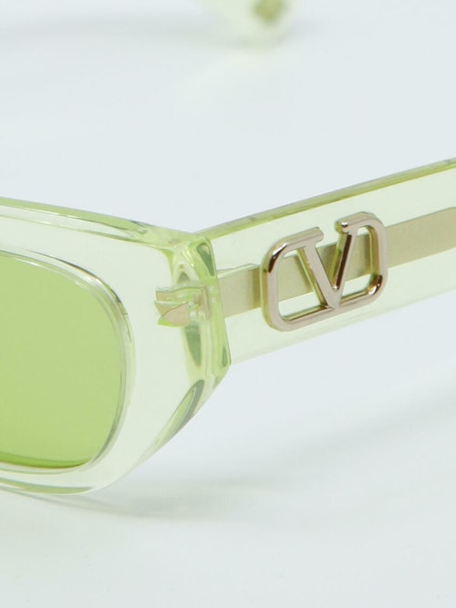 Nærbilde av solbrille fra Valentino VA4080 i farge grønn