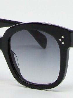 Nærbilde av solbrillen CL4002UN i farge sort