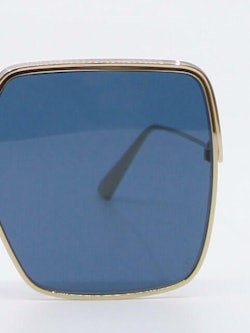 Nærbilde av solbrille fra Dior med modellnavn everdior S1U