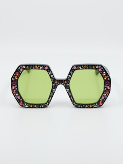 Bilde av solbrille med steiner i ulike farger fra Gucci