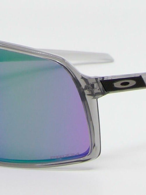 Nærbilde av solbrillen Sutro fra Oakley