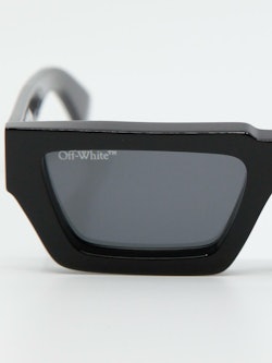 Nærbilde av solbrille fra Off-White