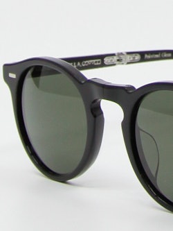 Nærbilde av sammenleggbar solbrille fra Oliver Peoples