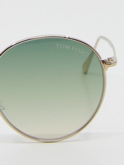 Nærbilde av solbrille Tom Ford TF649 Ryan