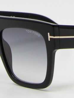 Nærbilde av solbrille Tom Ford TF847