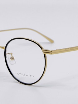 Nærbilde av innfatning BV1017O fra Bottega Veneta