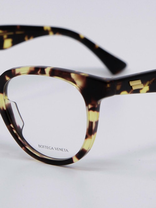 Nærbilde av en brille fra Bottega Veneta, du finner den hos Krogh Optikk