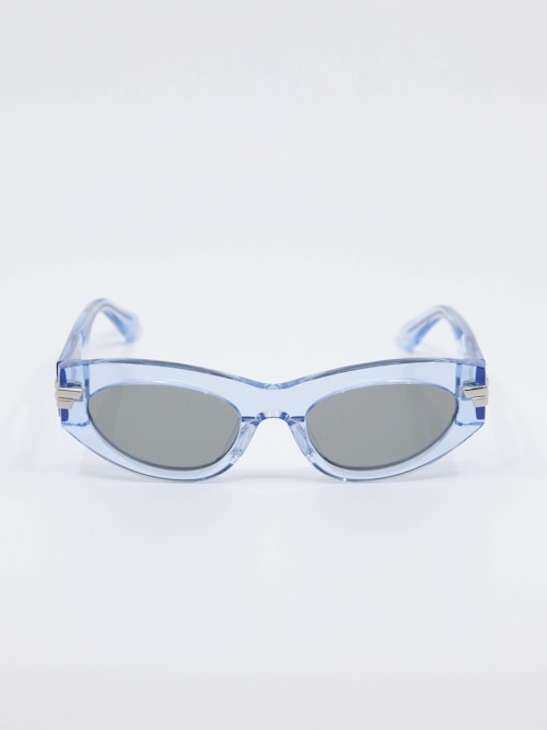 Solbrille fra Bottega Veneta i transparent blå, bilde forfra