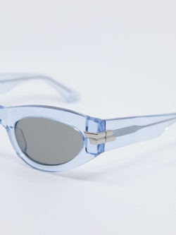 Solbrille fra Bottega Veneta i transparent blå, nærbilde
