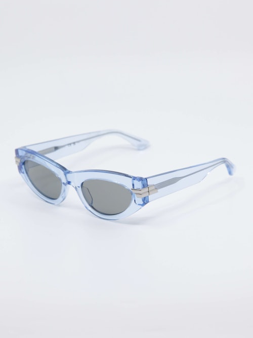 Solbrille fra Bottega Veneta i transparent blå, bilde fra siden
