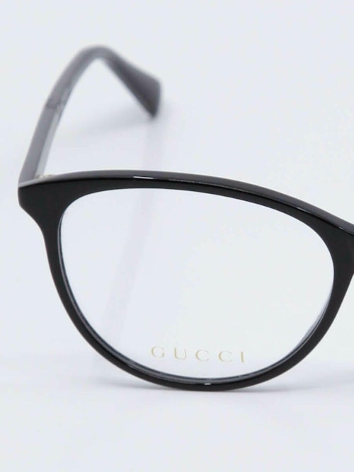Sort, minimalistisk innfatning fra Gucci, nærbilde