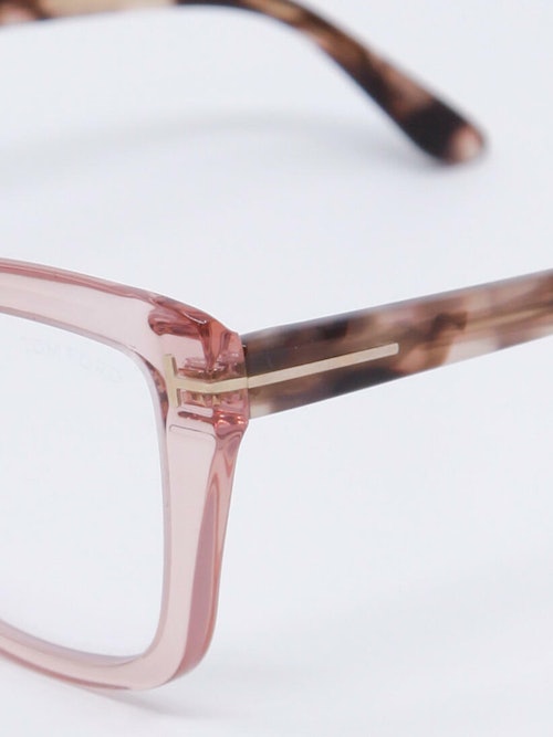 Klassisk rosa solbrille fra Tom Ford, nærbilde