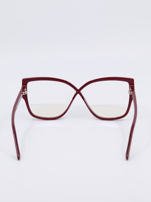 Rød infinity-brille fra Tom Ford. Retro look og store glass, bilde bakfra