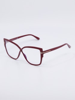 Rød infinity-brille fra Tom Ford. Retro look og store glass, bilde fra siden