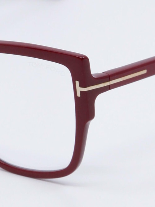 Rød infinity-brille fra Tom Ford. Retro look og store glass, nærbilde fra siden