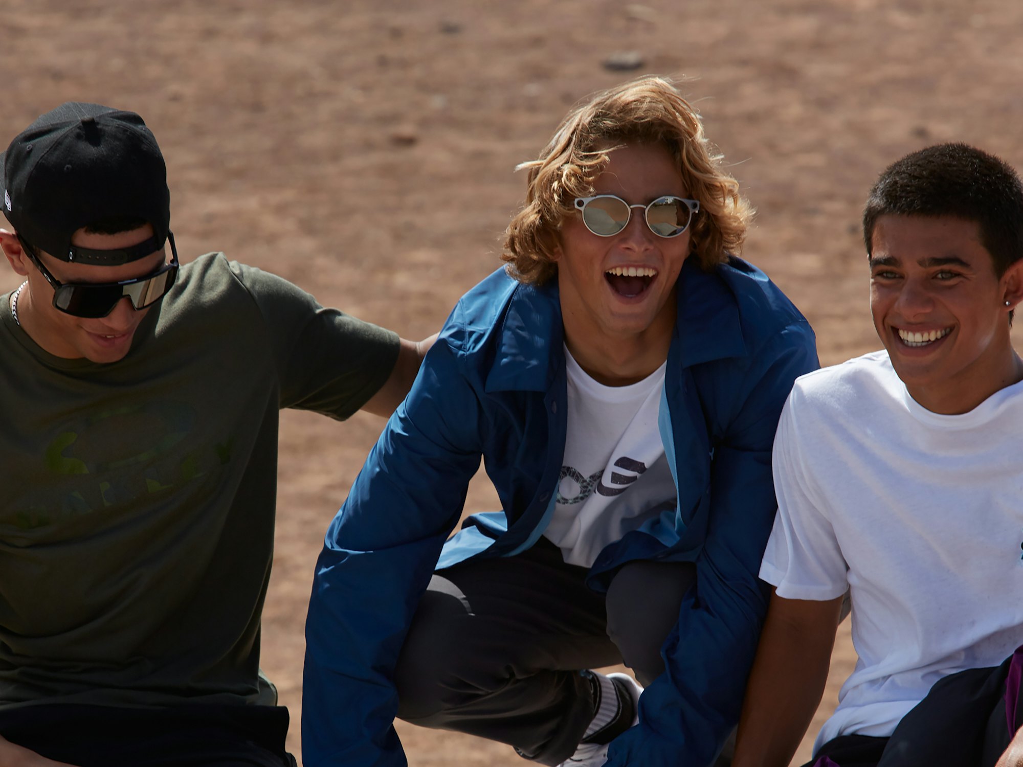 Bilde av tre personer med solbrille fra Oakley