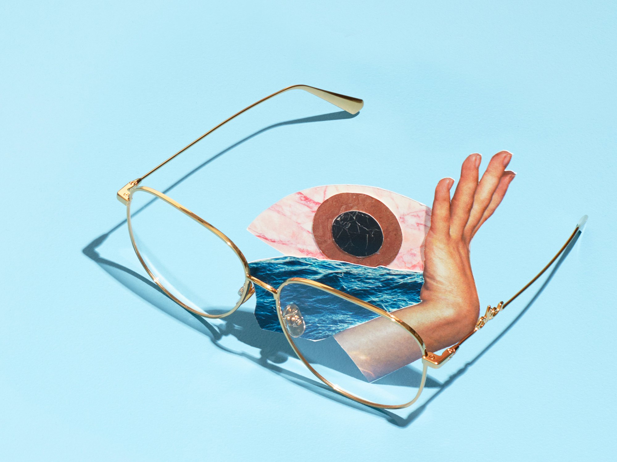 Bilde av en brille et øye og en hånd som skal illustrere presbyopi
